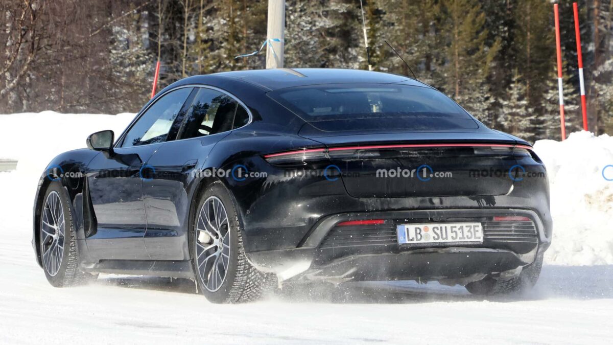 porsche taycan spy photos 6 بورشه تايكان فيس ليفت القادمة تظهر أثناء اختبارها بمجموعة تحديثات جمالية جديدة