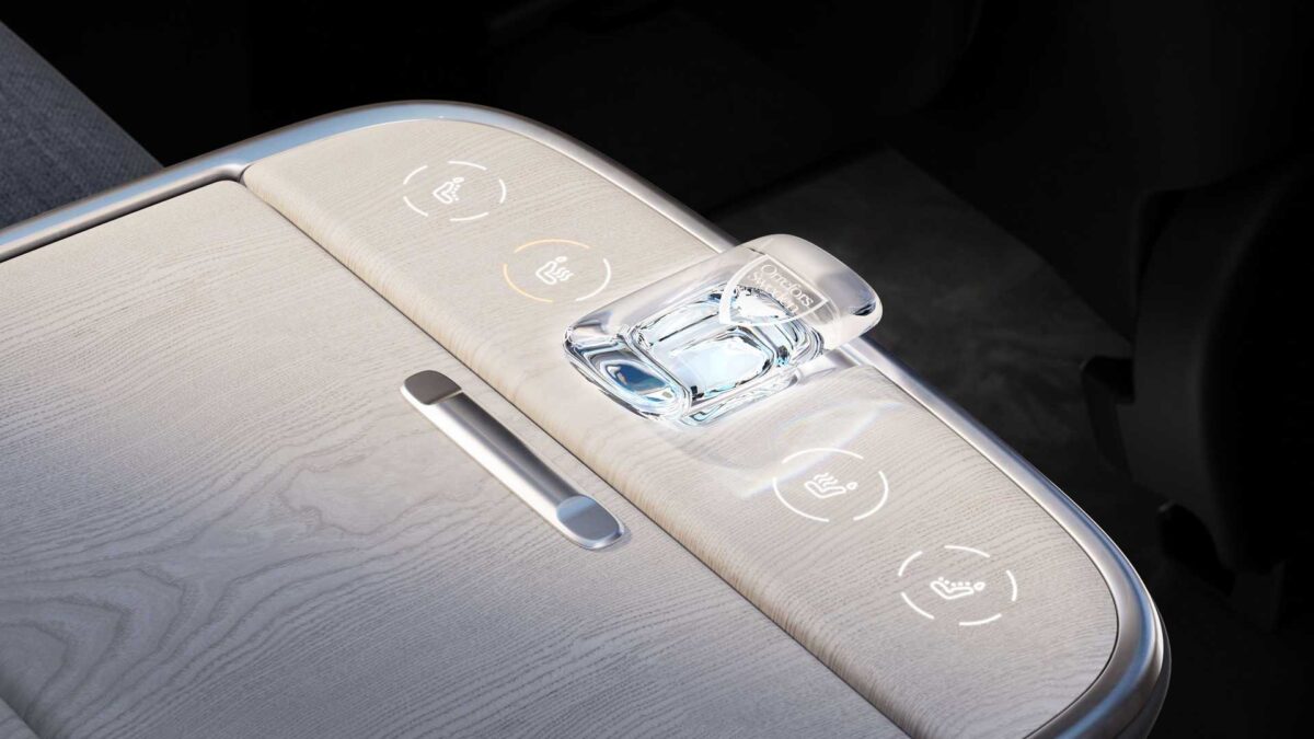 volvo ex90 excellence schalter fur die parfumierung aus orrefors glas und touchpad fur die sitzeinstellungen فولفو تكشف عن أفخم SUV كهربائية للعلامة باسم EX90 Excellence بقوة 500 حصان 