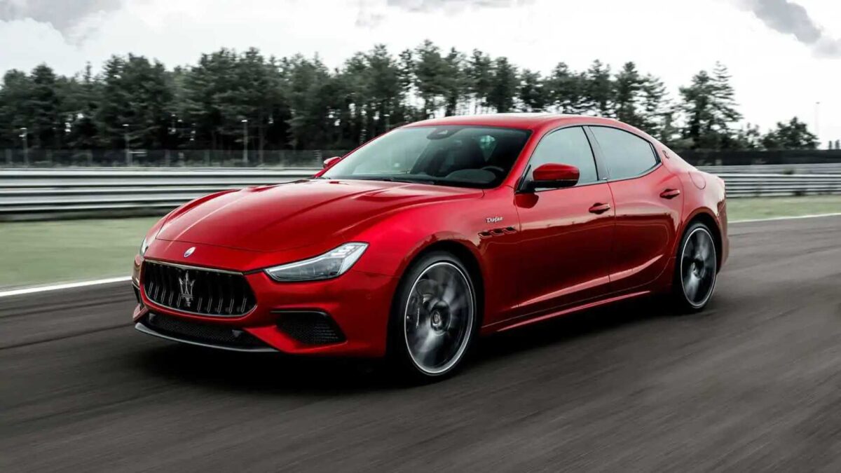 2021 maserati ghibli trofeo exterior front quarter 1 مازيراتي تعلن عن إيقاف محركات 8 سلندر بشكل نهائي في موديلاتها خلال 2023