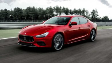 2021 maserati ghibli trofeo exterior front quarter 1 مازيراتي تعلن عن إيقاف محركات 8 سلندر بشكل نهائي في موديلاتها خلال 2023