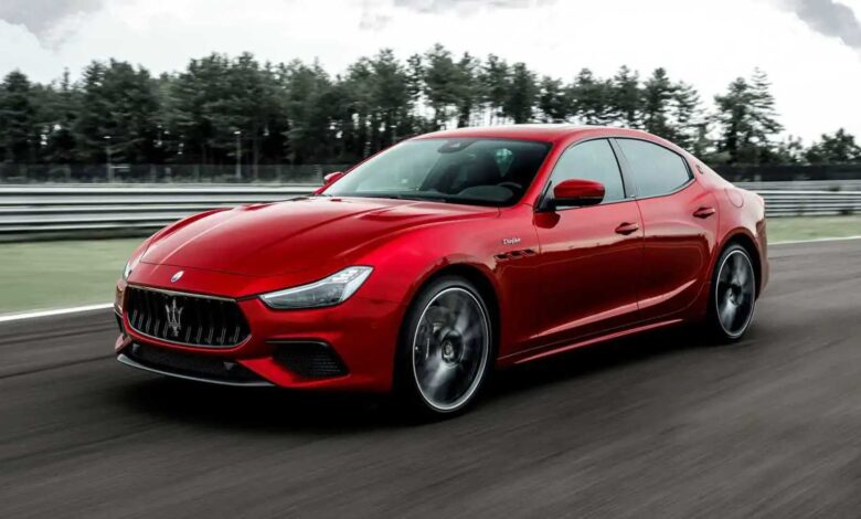 2021 maserati ghibli trofeo exterior front quarter 1 مازيراتي تعلن عن إيقاف محركات 8 سلندر بشكل نهائي في موديلاتها خلال 2023