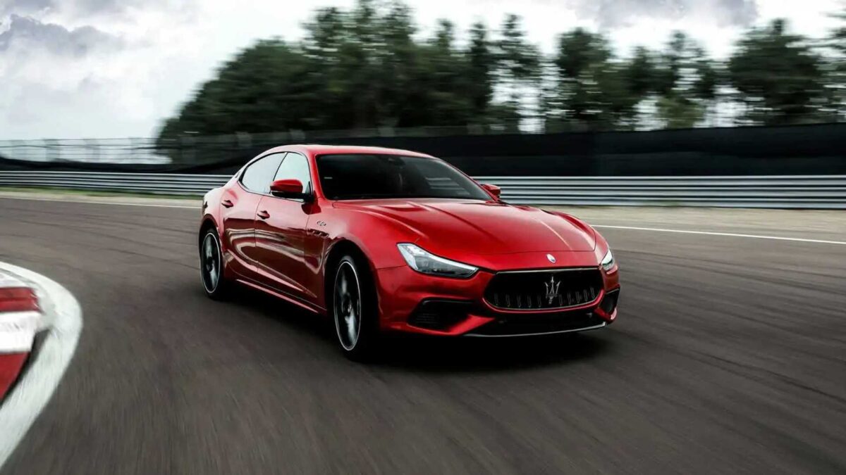 2021 maserati ghibli trofeo exterior front quarter مازيراتي تعلن عن إيقاف محركات 8 سلندر بشكل نهائي في موديلاتها خلال 2023