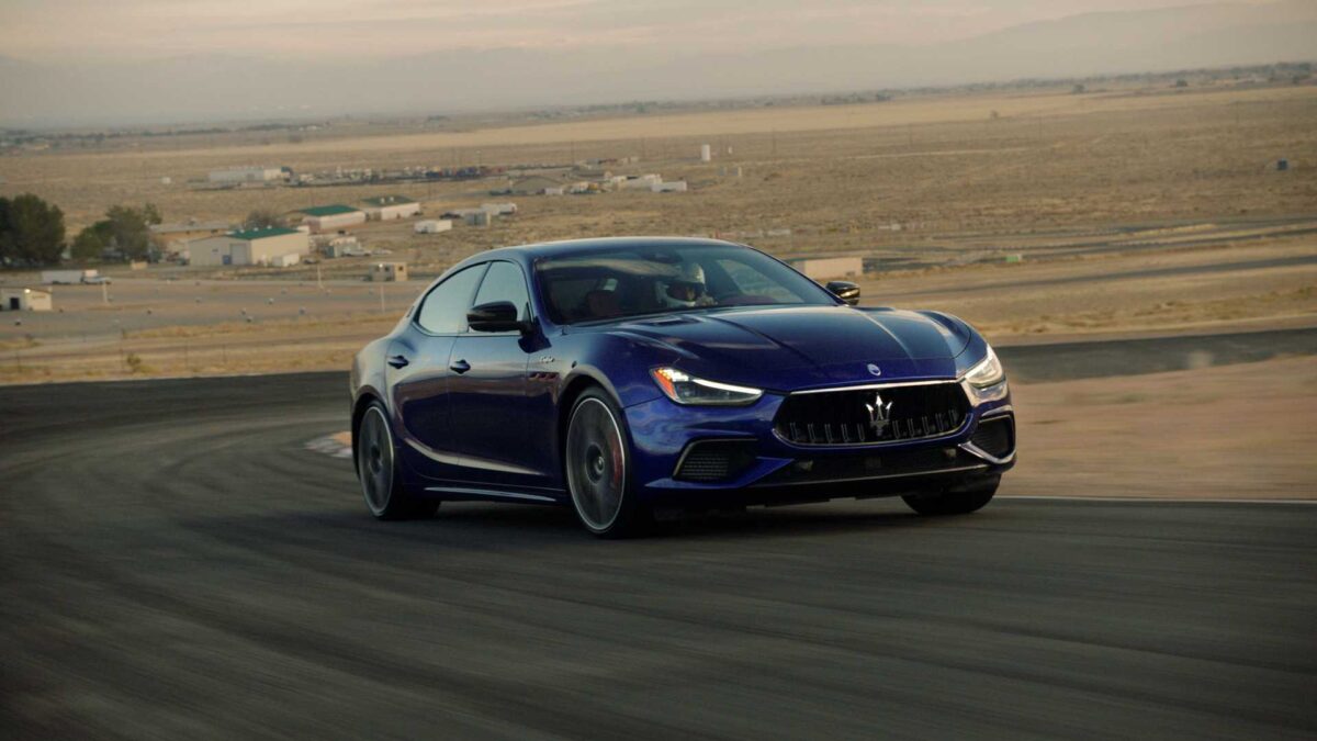 2021 maserati ghibli trofeo exterior front quarter on track 1 مازيراتي تعلن عن إيقاف محركات 8 سلندر بشكل نهائي في موديلاتها خلال 2023