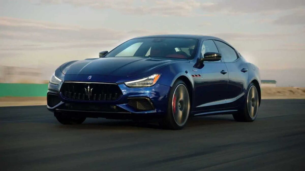 2021 maserati ghibli trofeo exterior front quarter on track مازيراتي تعلن عن إيقاف محركات 8 سلندر بشكل نهائي في موديلاتها خلال 2023