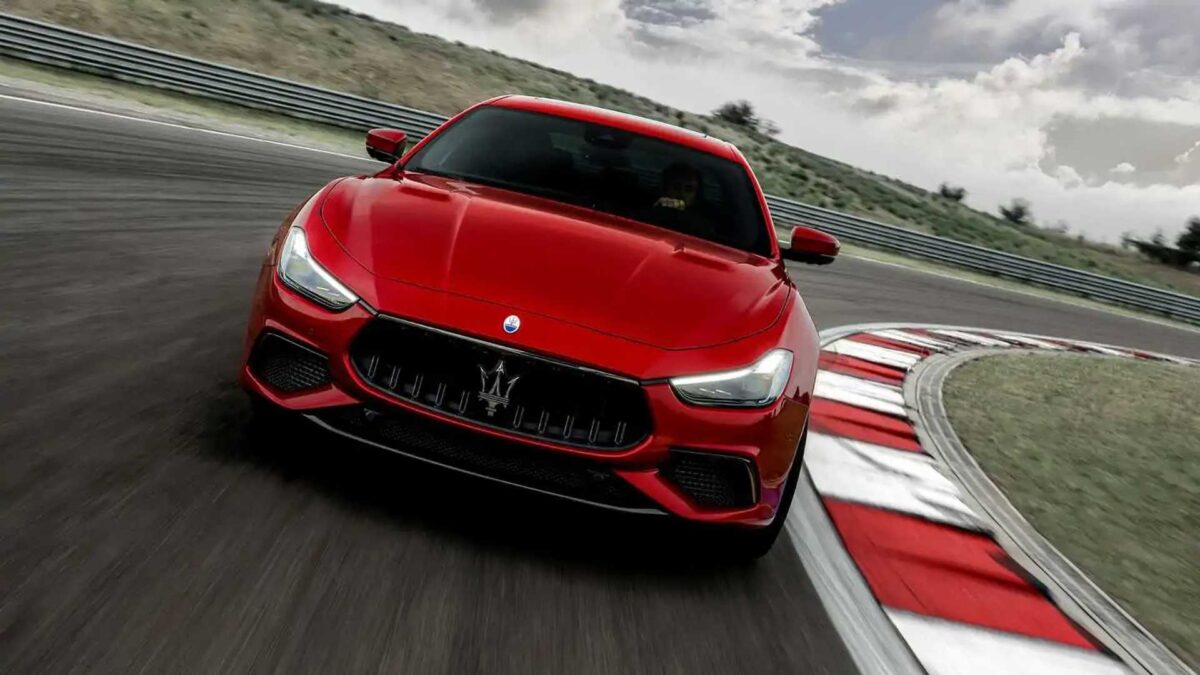 2021 maserati ghibli trofeo exterior front view مازيراتي تعلن عن إيقاف محركات 8 سلندر بشكل نهائي في موديلاتها خلال 2023