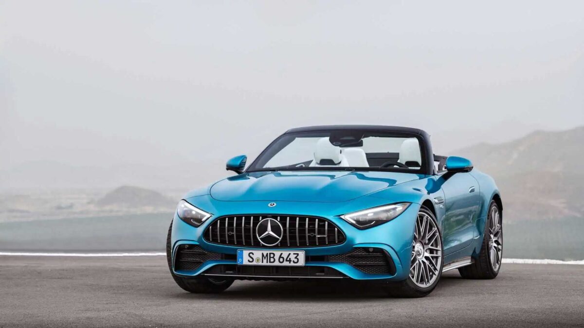 2023 mercedes amg sl43 front view مرسيدس SL43 موديل 2024 الرياضية الجذابة تنطلق في الأسواق العالمية والكشف عن الأسعار