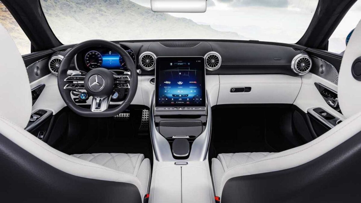 2023 mercedes amg sl43 interior view 1 مرسيدس SL43 موديل 2024 الرياضية الجذابة تنطلق في الأسواق العالمية والكشف عن الأسعار