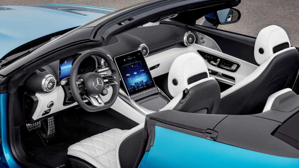 2023 mercedes amg sl43 interior view مرسيدس SL43 موديل 2024 الرياضية الجذابة تنطلق في الأسواق العالمية والكشف عن الأسعار