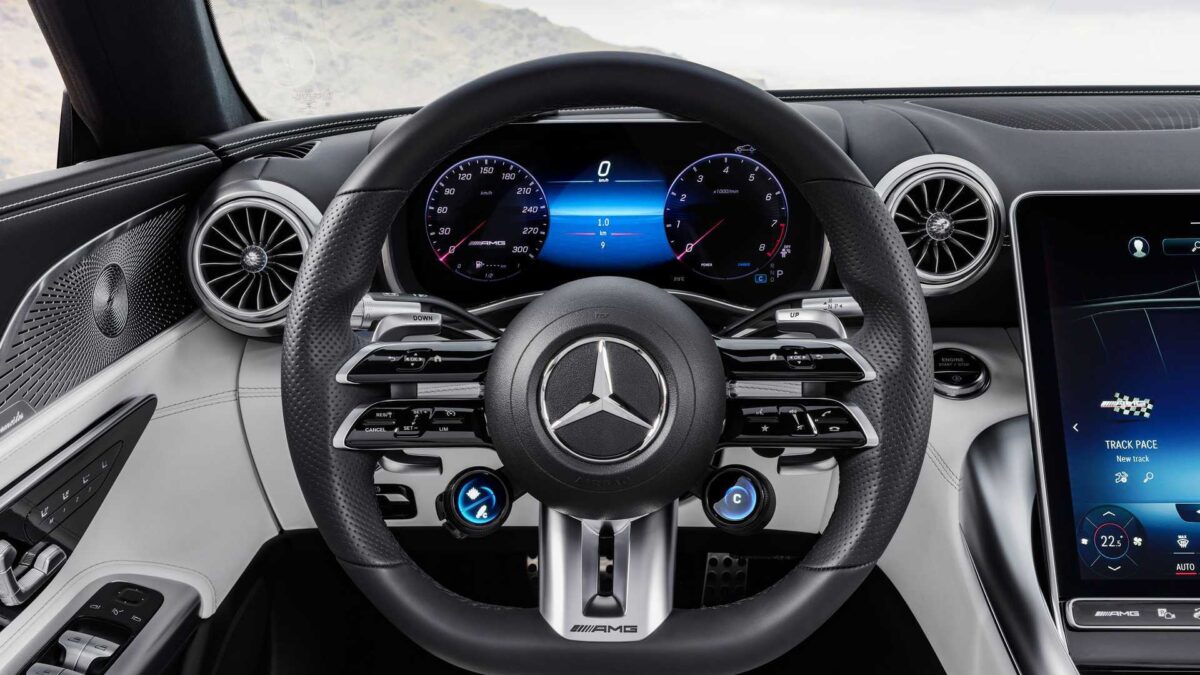 2023 mercedes amg sl43 interior view 2 مرسيدس SL43 موديل 2024 الرياضية الجذابة تنطلق في الأسواق العالمية والكشف عن الأسعار