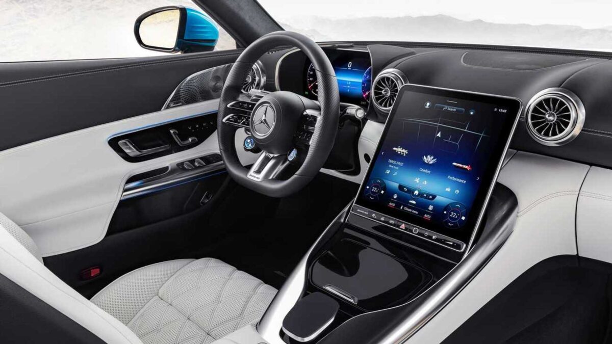 2023 mercedes amg sl43 interior view 3 مرسيدس SL43 موديل 2024 الرياضية الجذابة تنطلق في الأسواق العالمية والكشف عن الأسعار