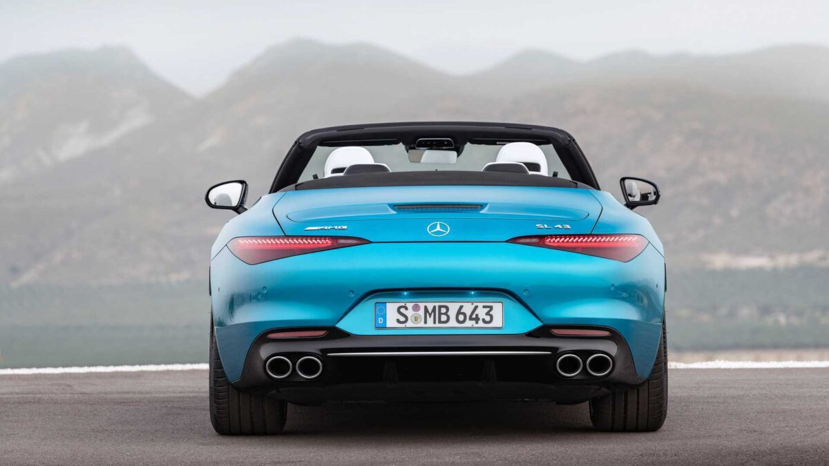 2023 mercedes amg sl43 rear view 1 مرسيدس SL43 موديل 2024 الرياضية الجذابة تنطلق في الأسواق العالمية والكشف عن الأسعار