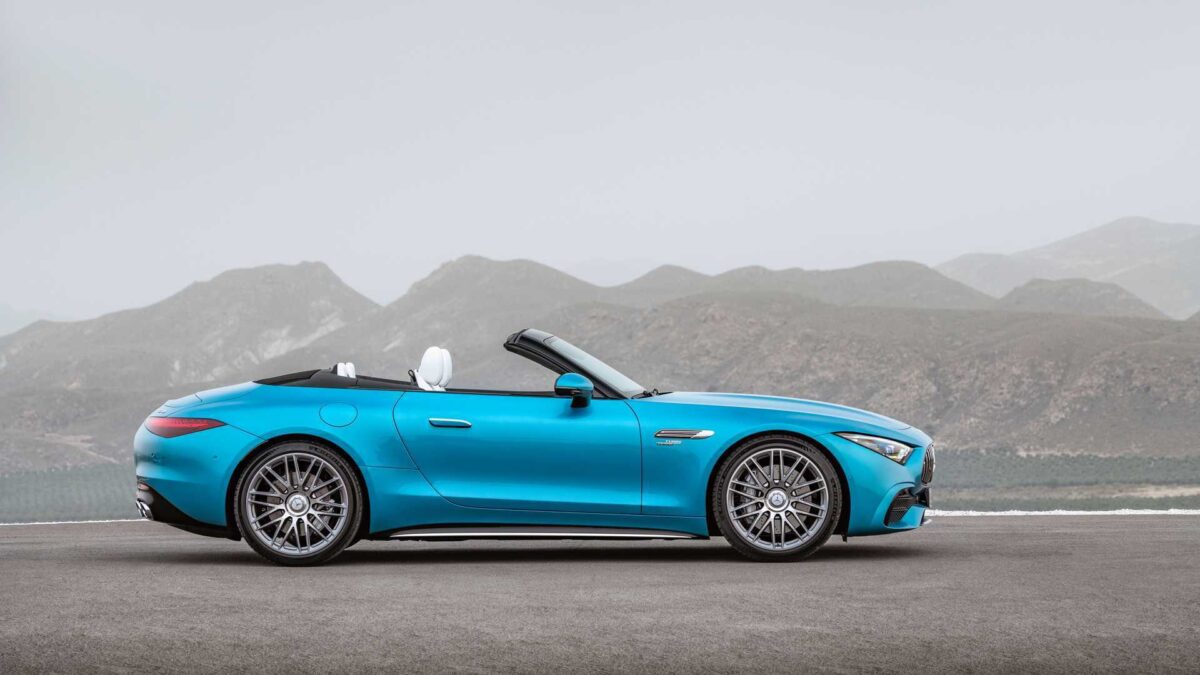 2023 mercedes amg sl43 side view 1 مرسيدس SL43 موديل 2024 الرياضية الجذابة تنطلق في الأسواق العالمية والكشف عن الأسعار