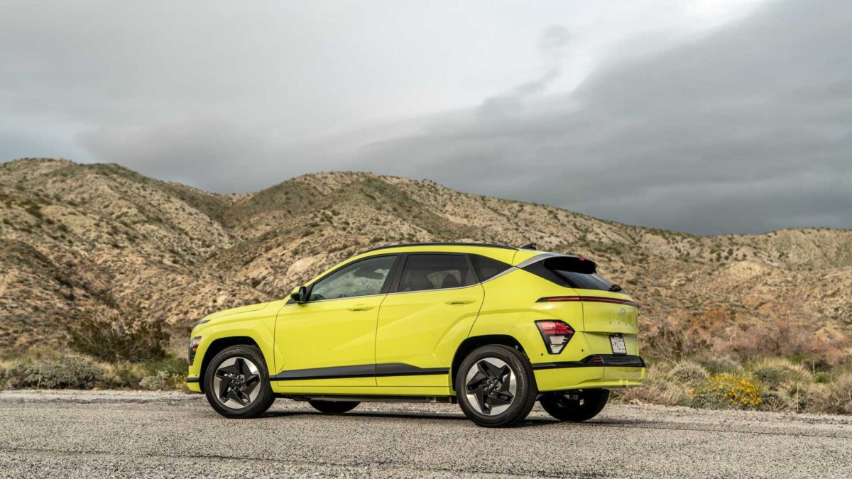 2024 hyundai kona electric 2 أول ظهور لهيونداي كونا 2024 الكهربائية الجديدة في الطرق العامة بعد التدشين "فيديو"