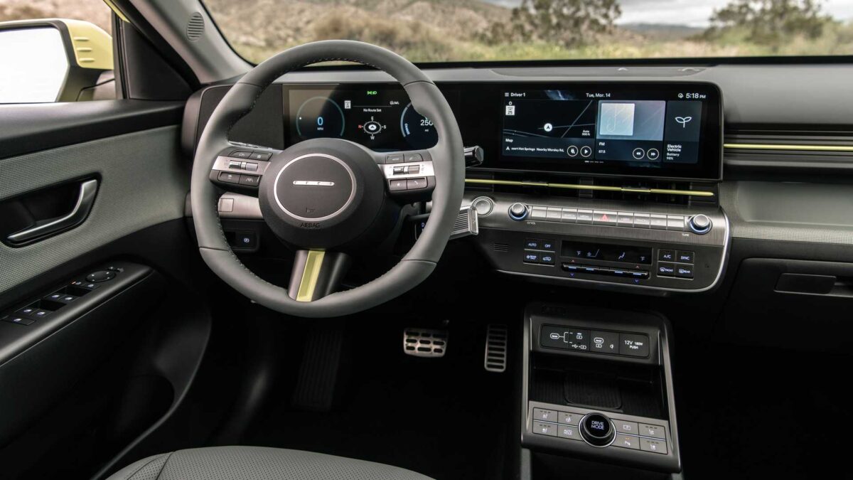 2024 hyundai kona electric interior 2 أول ظهور لهيونداي كونا 2024 الكهربائية الجديدة في الطرق العامة بعد التدشين "فيديو"