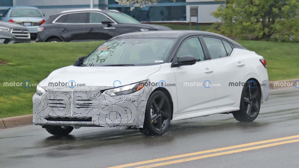 2024 nissan sentra front view spy photo 1 نيسان سنترا 2024 فيس ليفت الجديدة تظهر أثناء اختبارها بتحديثات منتصف العمر