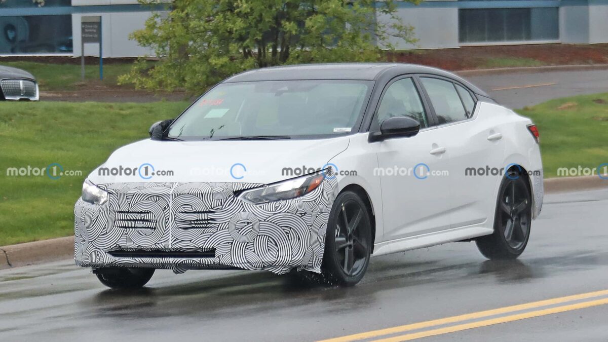 2024 nissan sentra front view spy photo نيسان سنترا 2024 فيس ليفت الجديدة تظهر أثناء اختبارها بتحديثات منتصف العمر