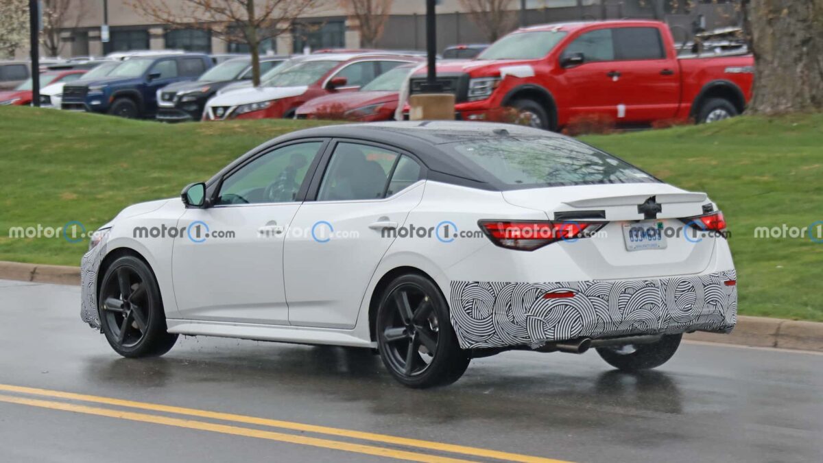 2024 nissan sentra rear view spy photo نيسان سنترا 2024 فيس ليفت الجديدة تظهر أثناء اختبارها بتحديثات منتصف العمر