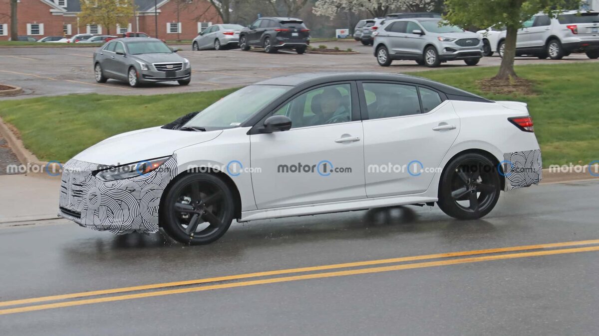 2024 nissan sentra side view spy photo 1 نيسان سنترا 2024 فيس ليفت الجديدة تظهر أثناء اختبارها بتحديثات منتصف العمر