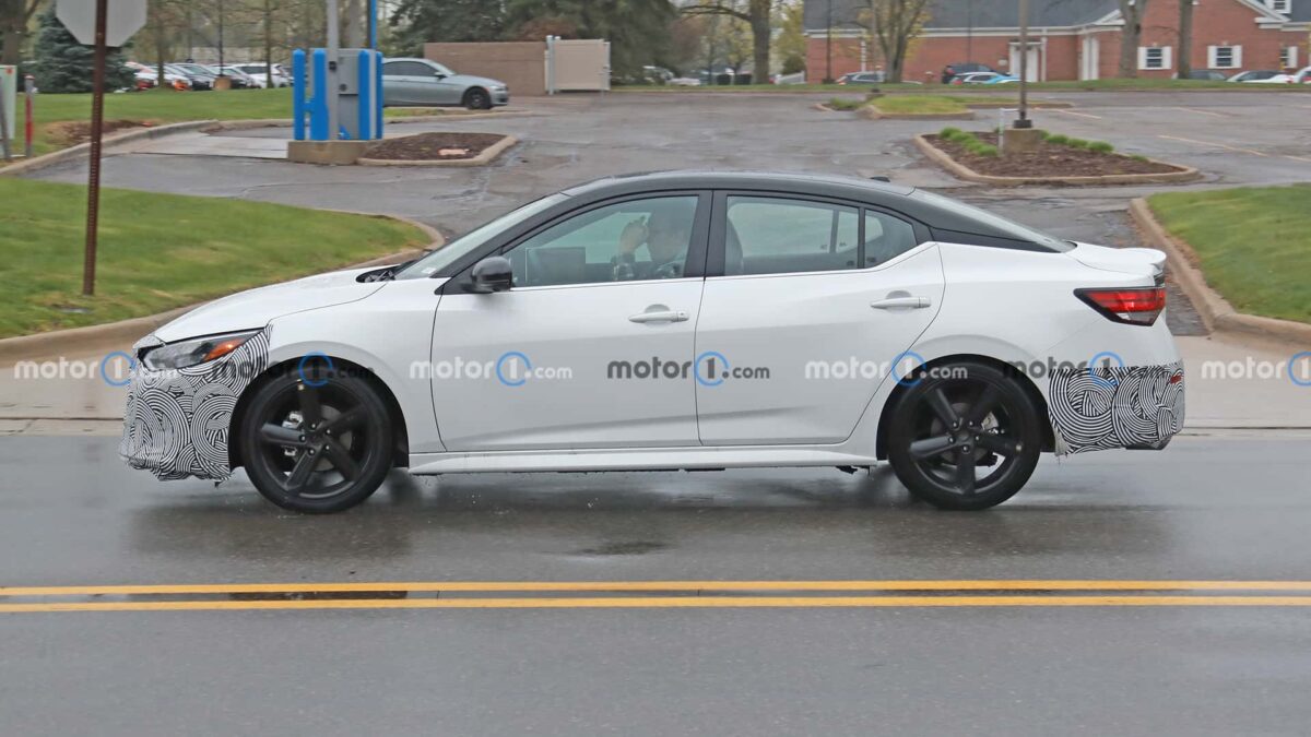 2024 nissan sentra side view spy photo نيسان سنترا 2024 فيس ليفت الجديدة تظهر أثناء اختبارها بتحديثات منتصف العمر