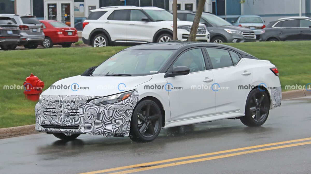 2024 nissan sentra side view spy photo 2 نيسان سنترا 2024 فيس ليفت الجديدة تظهر أثناء اختبارها بتحديثات منتصف العمر