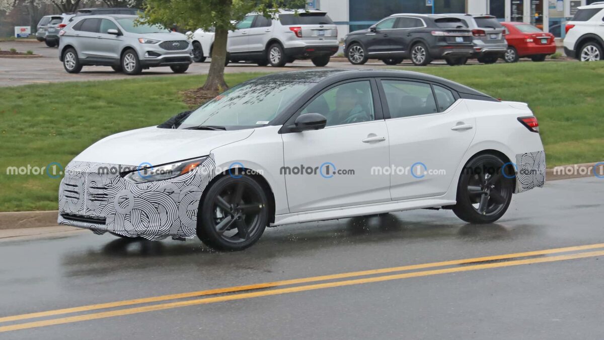 2024 nissan sentra side view spy photo 3 نيسان سنترا 2024 فيس ليفت الجديدة تظهر أثناء اختبارها بتحديثات منتصف العمر