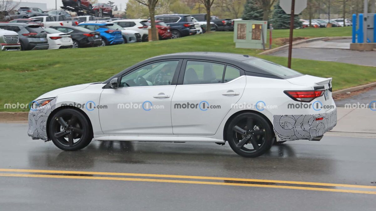 2024 nissan sentra side view spy photo 4 نيسان سنترا 2024 فيس ليفت الجديدة تظهر أثناء اختبارها بتحديثات منتصف العمر