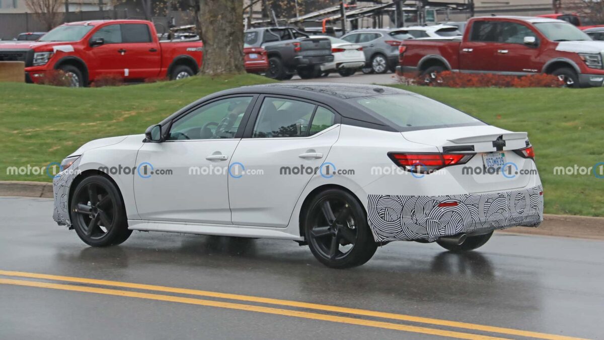 2024 nissan sentra side view spy photo 5 نيسان سنترا 2024 فيس ليفت الجديدة تظهر أثناء اختبارها بتحديثات منتصف العمر