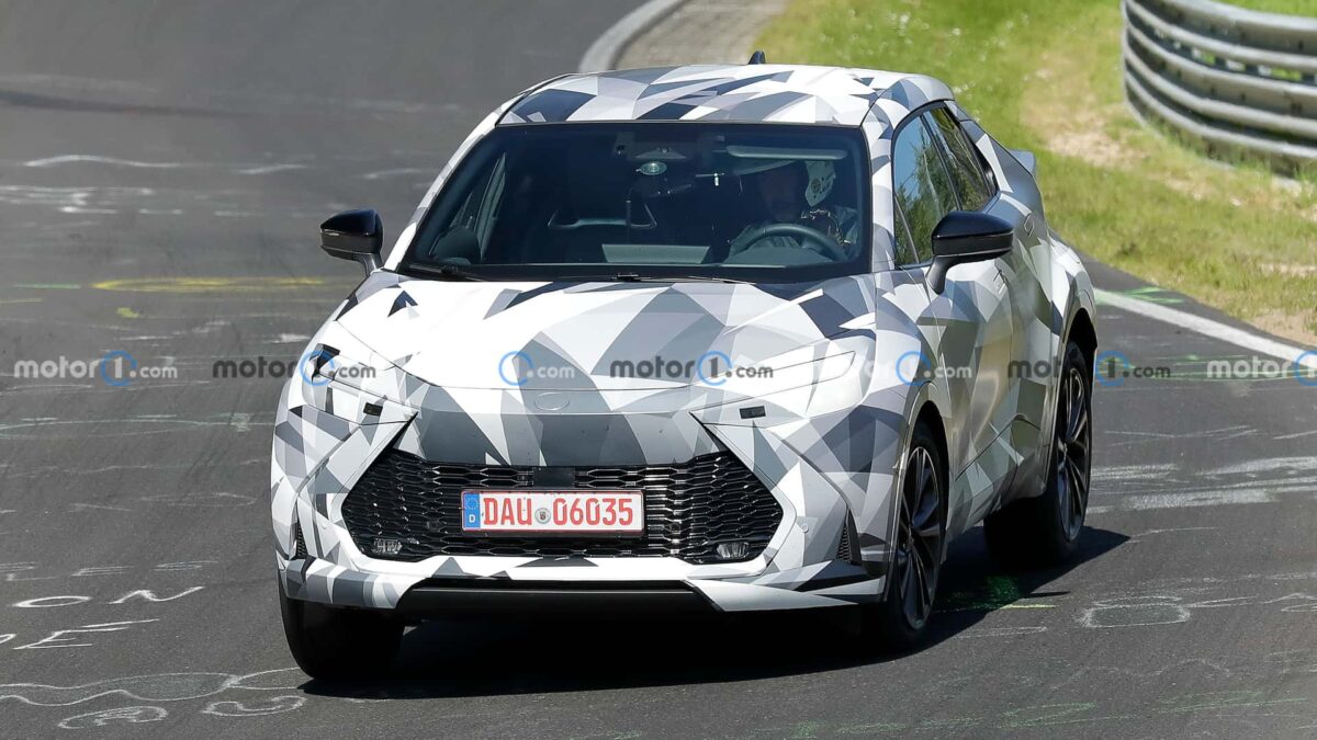 2024 toyota c hr spy photo 1 تويوتا C-HR الجيل الجديد كلياً يظهر لأول مرة أثناء اختباره في مضمار نوربورغرينغ الألماني