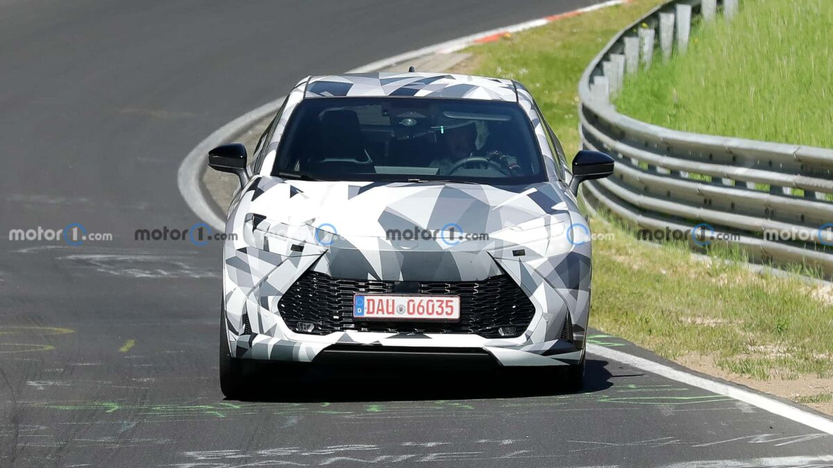 2024 toyota c hr spy photo تويوتا C-HR الجيل الجديد كلياً يظهر لأول مرة أثناء اختباره في مضمار نوربورغرينغ الألماني