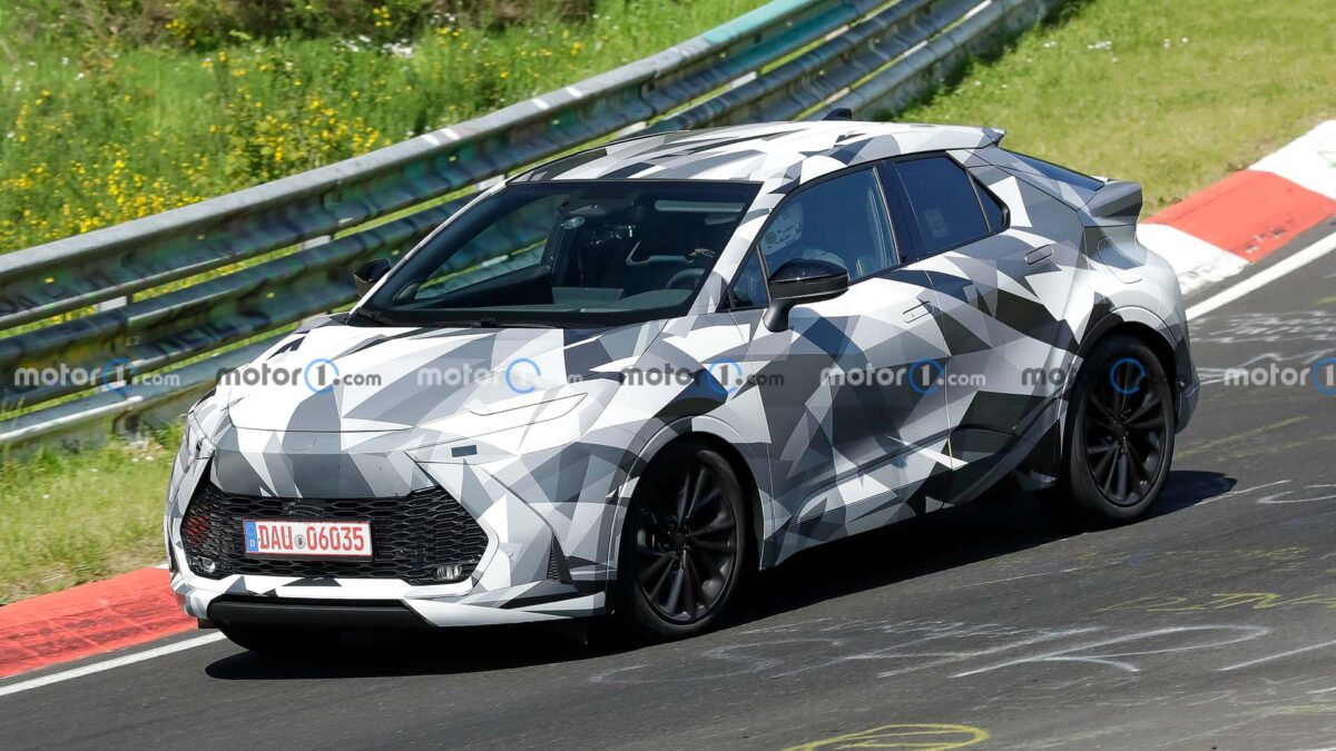 2024 toyota c hr spy photo 3 تويوتا C-HR الجيل الجديد كلياً يظهر لأول مرة أثناء اختباره في مضمار نوربورغرينغ الألماني