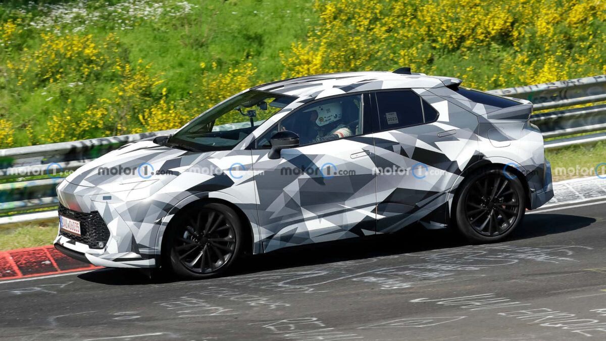 2024 toyota c hr spy photo 4 تويوتا C-HR الجيل الجديد كلياً يظهر لأول مرة أثناء اختباره في مضمار نوربورغرينغ الألماني