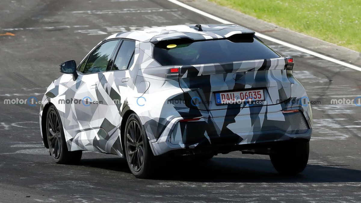 2024 toyota c hr spy photo 8 تويوتا C-HR الجيل الجديد كلياً يظهر لأول مرة أثناء اختباره في مضمار نوربورغرينغ الألماني