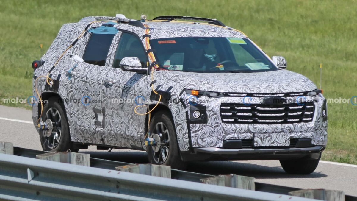 2025 chevrolet equinox spy shots 1 شيفروليه ايكوينوكس 2025 الجيل القادم يظهر أثناء اختباره بالشكل الإنتاجي