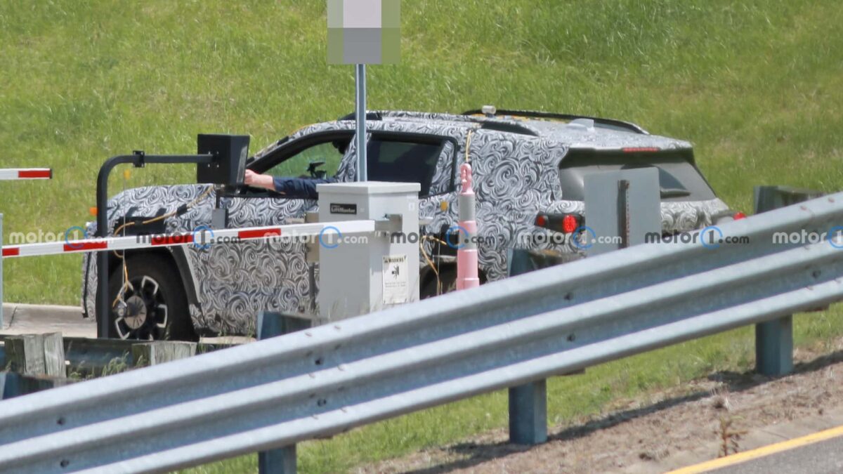 2025 chevrolet equinox spy shots 2 شيفروليه ايكوينوكس 2025 الجيل القادم يظهر أثناء اختباره بالشكل الإنتاجي