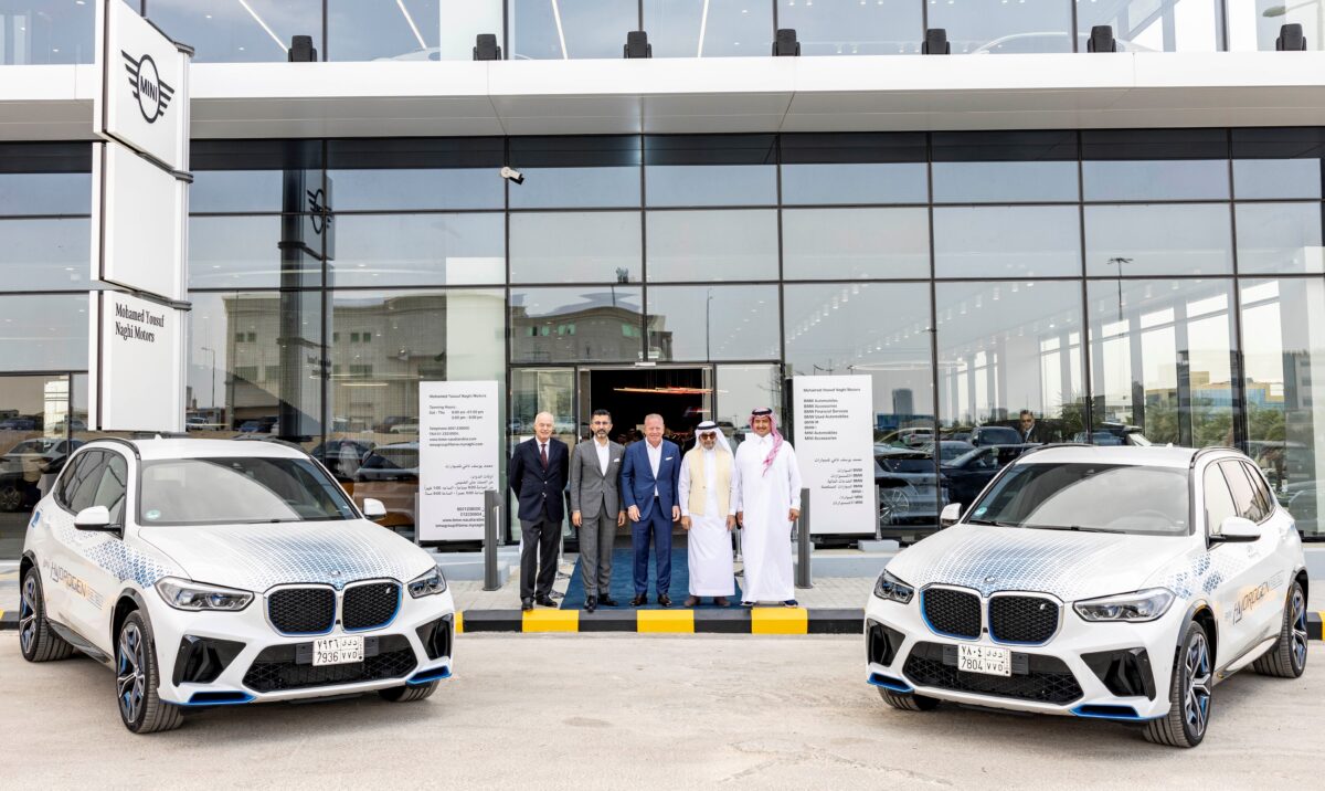 BMW iX5 Hydrogen pilot fleet makes its Middle East debut at the unveiling of MYNMs first Retail.Next showroom in the Kingdom 1 إطلاق أسطول BMW iX5 Hydrogen التجريبي لأوّل مرّة في الشرق الأوسط خلال حفل افتتاح صالة عرض Retail.Next BMW لشركة محمّد يوسف ناغي للسيارات في المملكة العربية السعودية