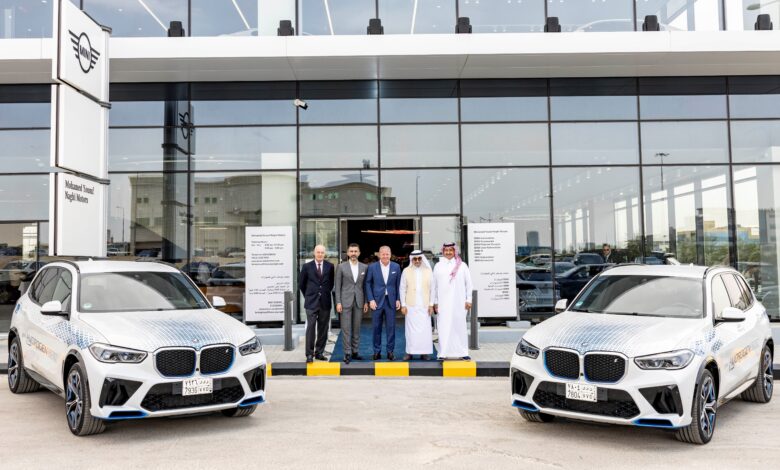 BMW iX5 Hydrogen pilot fleet makes its Middle East debut at the unveiling of MYNMs first Retail.Next showroom in the Kingdom 1 إطلاق أسطول BMW iX5 Hydrogen التجريبي لأوّل مرّة في الشرق الأوسط خلال حفل افتتاح صالة عرض Retail.Next BMW لشركة محمّد يوسف ناغي للسيارات في المملكة العربية السعودية