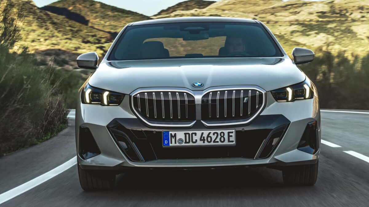 bmw i5 edrive40 2023 13 كشف الستار عن بي ام دبليو الفئة الخامسة 2024 الجيل الجديد بخارجية جذابة وداخلية جديدة كلياً