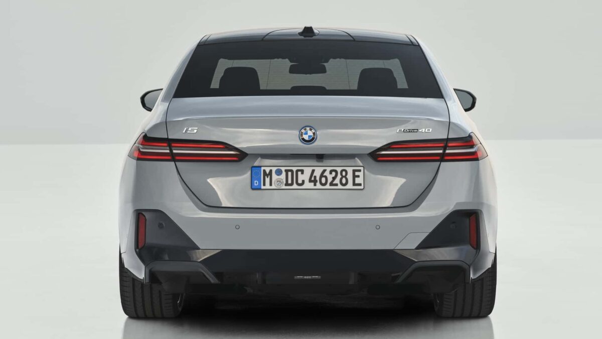 bmw i5 edrive40 2023 16 كشف الستار عن بي ام دبليو الفئة الخامسة 2024 الجيل الجديد بخارجية جذابة وداخلية جديدة كلياً