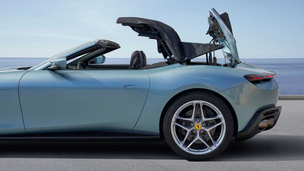 ferrari roma spider 8 فيراري تصل لأعلى قيمة سوقية في تاريخها، متفوقة على شركتها الأم الأصلية ستيلانتس