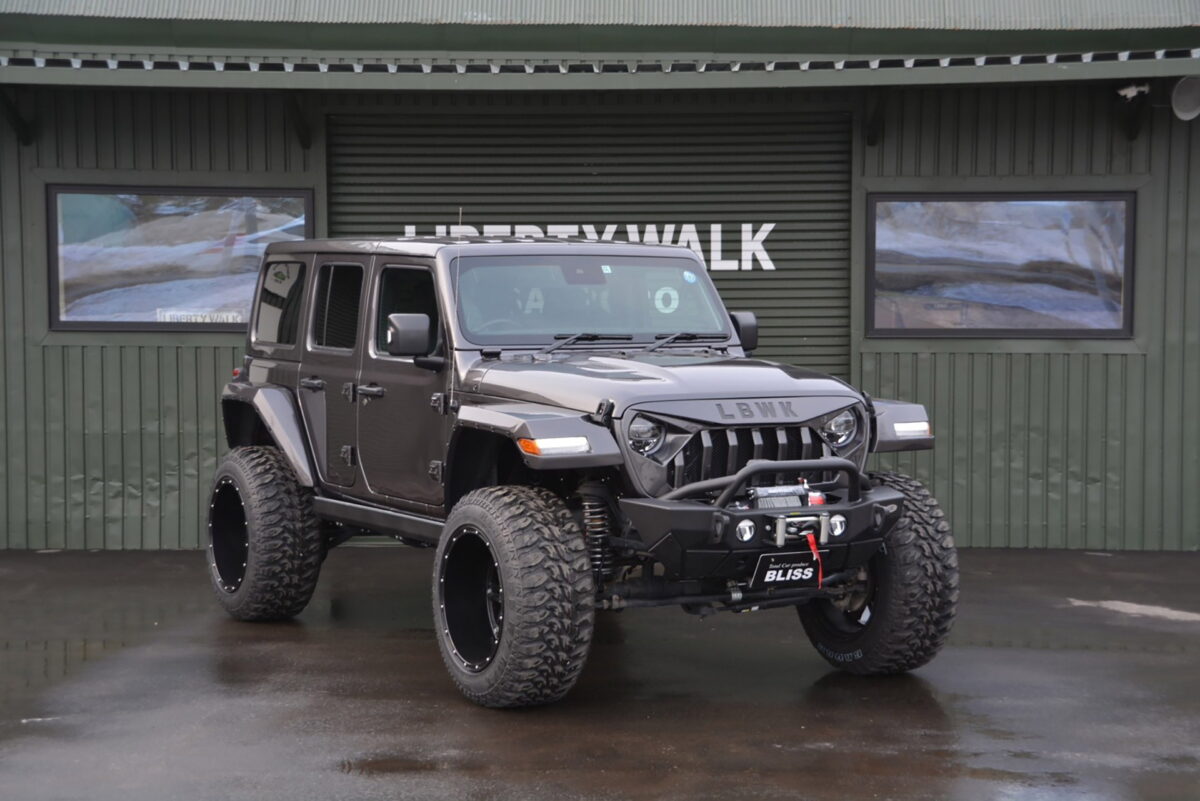 japanese tuner thinks the jeep wrangler should look like this pictured suv is for sale 215260 1 جيب رانجلر تحصل على تعديلات بالغة الجراءة والقوة من اليابان