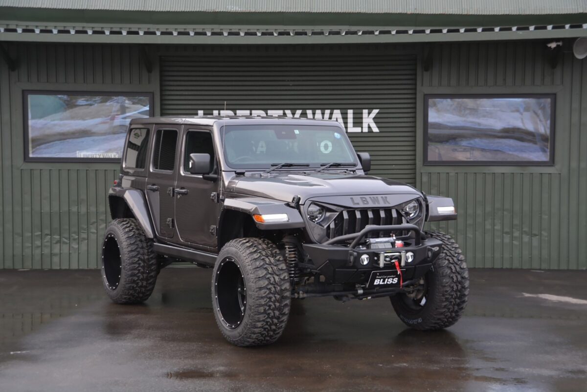 japanese tuner thinks the jeep wrangler should look like this pictured suv is for sale 1 جيب رانجلر تحصل على تعديلات بالغة الجراءة والقوة من اليابان