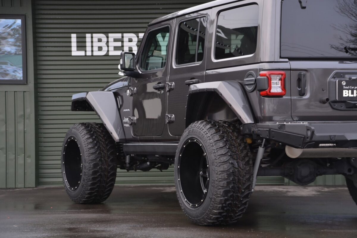 japanese tuner thinks the jeep wrangler should look like this pictured suv is for sale 24 جيب رانجلر تحصل على تعديلات بالغة الجراءة والقوة من اليابان