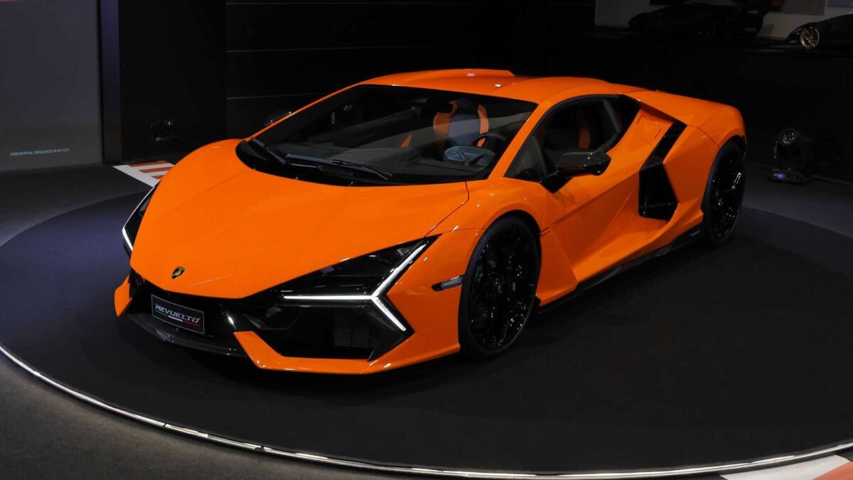 lamborghini revuelto foto 2023 2 شاهد خطوات تصنيع وتجميع سيارة لامبورجيني ريفويلتو المزودة بأقوى محرك 12 سلندر في تاريخ العلامة