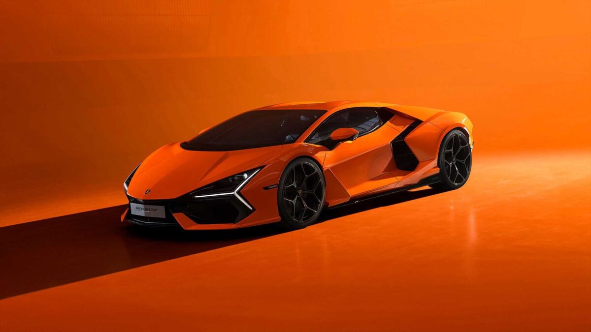 lamborghini revuelto foto 2023 3 شاهد خطوات تصنيع وتجميع سيارة لامبورجيني ريفويلتو المزودة بأقوى محرك 12 سلندر في تاريخ العلامة