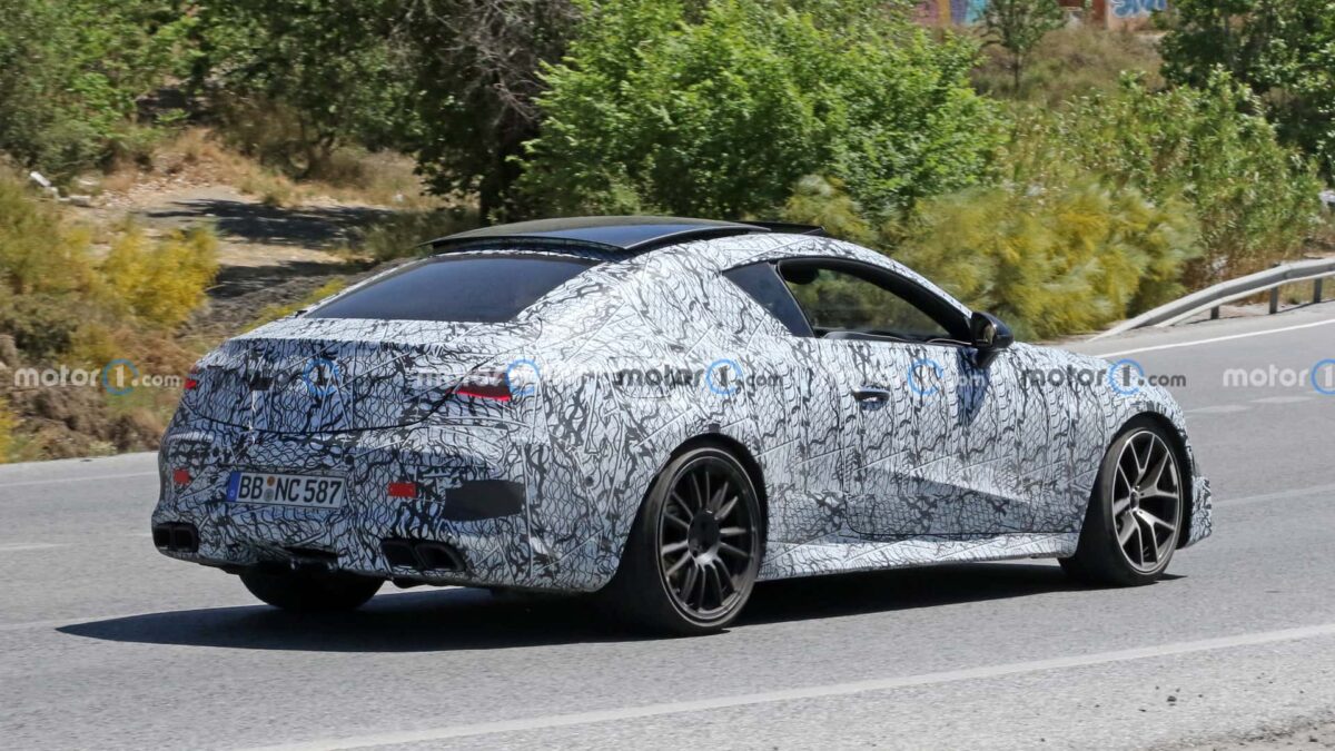 mercedes amg cle 63 side view spy photo 3 مرسيدس تقترب من موعد طرح CLE كلاس الجديدة كلياً مع رصدها أثناء اختبارها في مضمار نوربورغرينغ الألماني