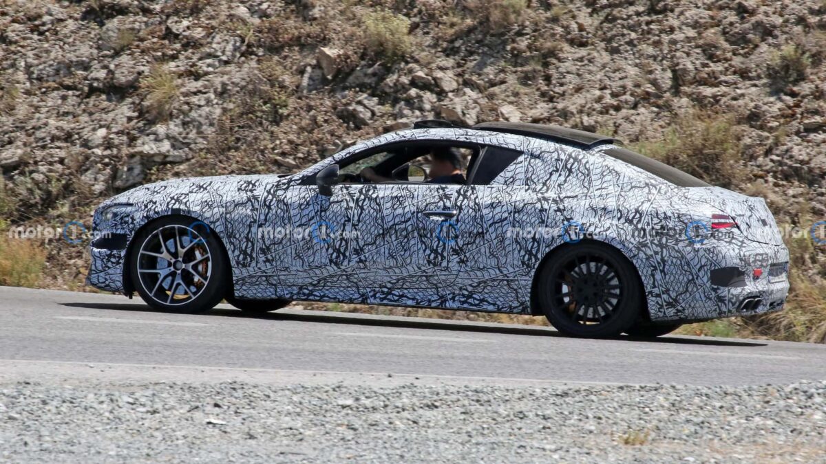 mercedes amg cle 63 side view spy photo 5 مرسيدس تقترب من موعد طرح CLE كلاس الجديدة كلياً مع رصدها أثناء اختبارها في مضمار نوربورغرينغ الألماني