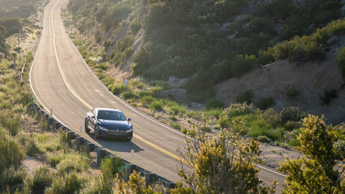 2022 volkswagen arteon sel premium r line exterior front quarter فولكس واجن تلغي موديل ارتيون سيدان بشكل نهائي في الأسواق العالمية