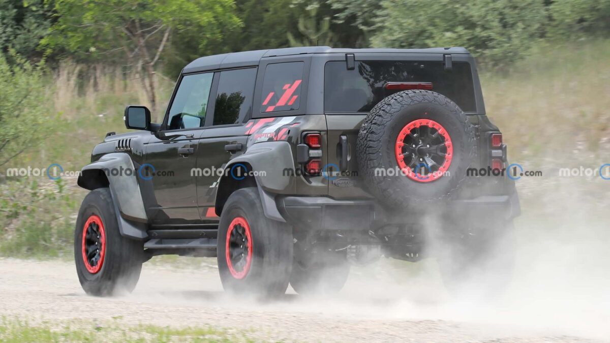 2024 ford bronco raptor rear view فورد برونكو رابتر تظهر أثناء اختبارها في أمريكا بتحديثات جمالية ملفتة للنظر