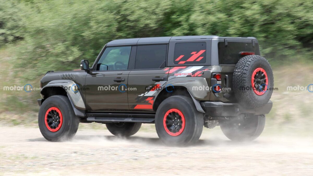 2024 ford bronco raptor side view 1 فورد برونكو رابتر تظهر أثناء اختبارها في أمريكا بتحديثات جمالية ملفتة للنظر