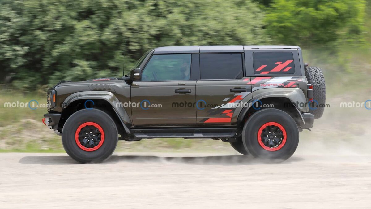 2024 ford bronco raptor side view فورد برونكو رابتر تظهر أثناء اختبارها في أمريكا بتحديثات جمالية ملفتة للنظر